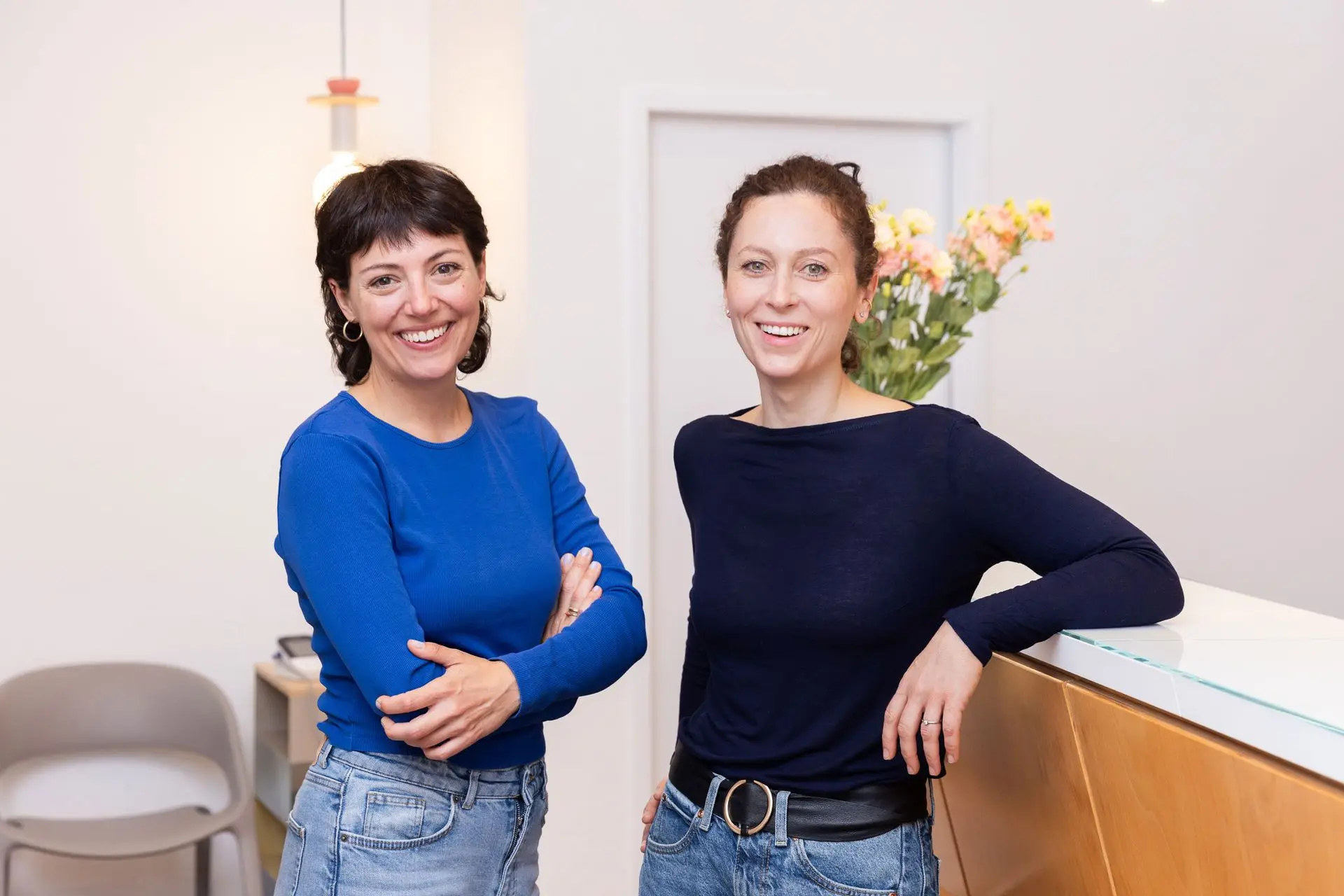 Uljana Winkler und Leah von Rhein am Empfang der Praxis